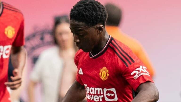 Kobbie Mainoo playing football for Man United