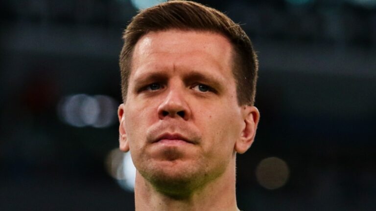 Goalkeeper Wojcech Szczesny playing football